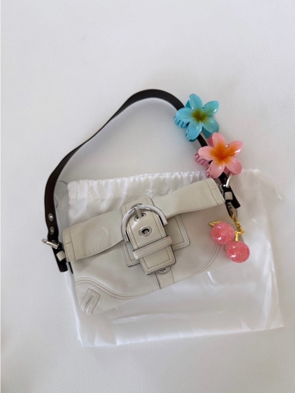 Coach 8A05 Vintage Small Black Soho Y2K
Leather Shoulder Bag White Ivory